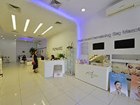 Esteworld Altunizade Kliniği Ferah Giriş ve Beyaz Tasarımlı Banko